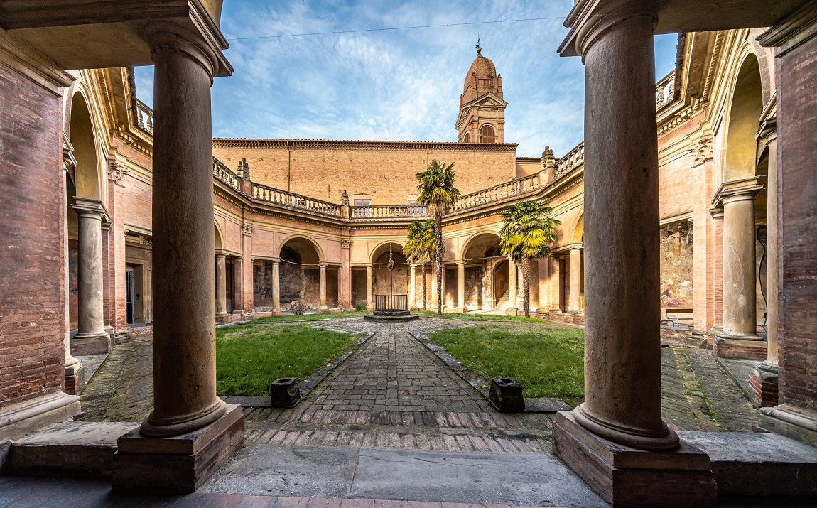 Vista del chiostro ottagonale dipinto da Ludovico Carracci e collaboratori nel 1603-1604