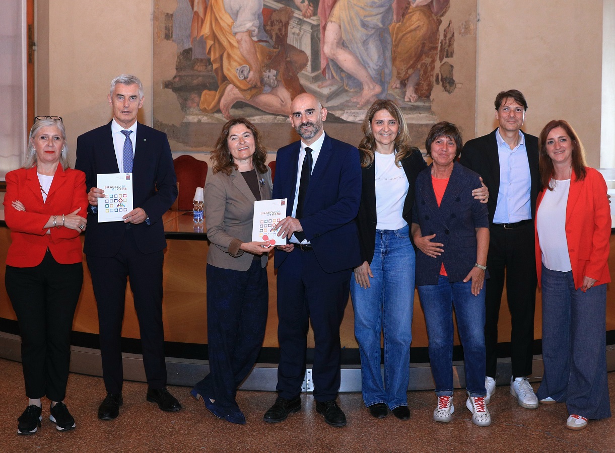 Da sinistra la presidente CUG di Ausl Sabrina Colombari, il direttore generale Ausl Paolo Bordon, la responsabile Piano per l’Uguaglianza della Città metropolitana di Bologna Simona Lembi, l’Assessore al Welfare e salute del Comune di Bologna Luca Rizzo Nervo, la direttrice generale dell'Azienda Ospedaliero Universitaria Chiara Gibertoni, la presidente CUG dell'Azienda Ospedaliero Universitaria Lorena Landi, il direttore generale del Rizzoli Anselmo Campagna e la presidente CUG del Rizzoli Elisa Porcu