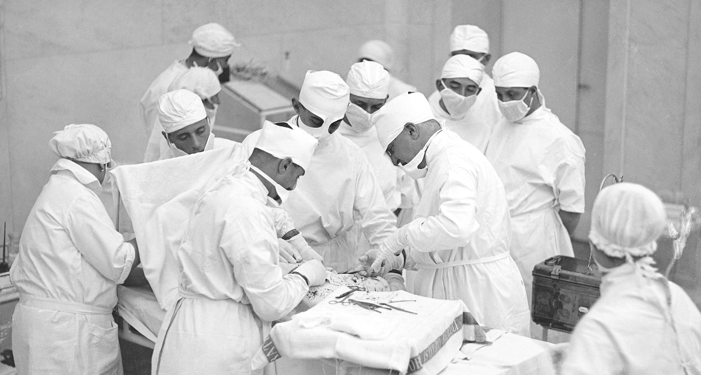 Vittorio Putti in the operating room at Rizzoli in 1927