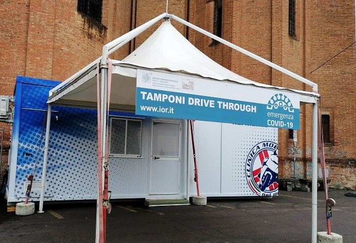 Postazione Drive-Through Rizzoli nel piazzale di San Michele in Bosco