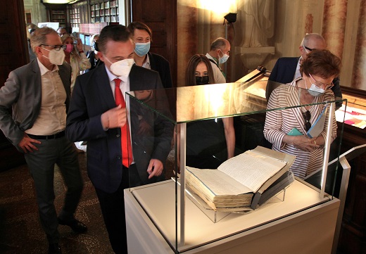 Il testamento di Francesco Rizzoli esposto nella biblioteca dell'Istituto.